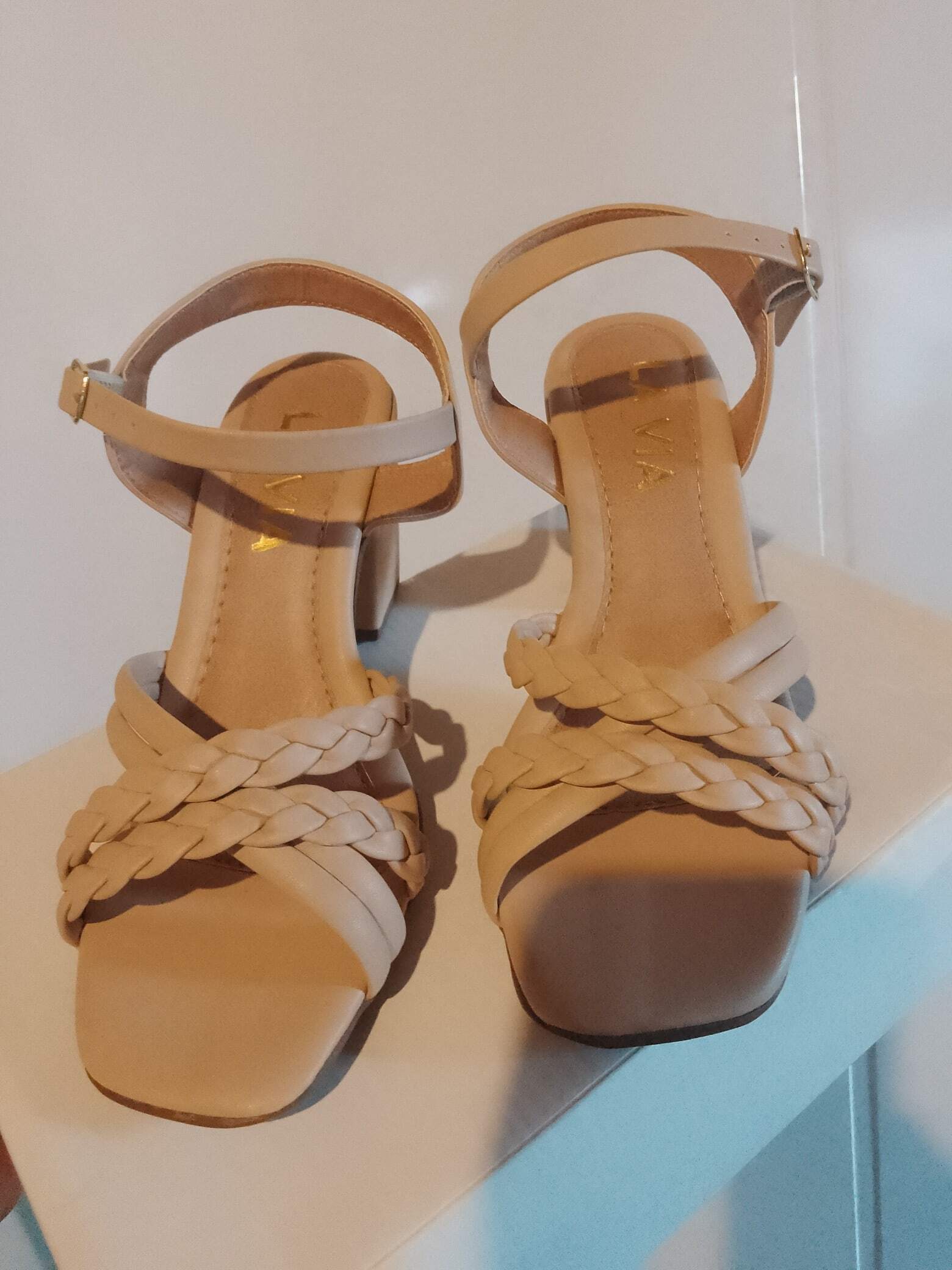 Sandália Tiras de Encanto: Conforto e Estilo que te Levam Mais Longe!