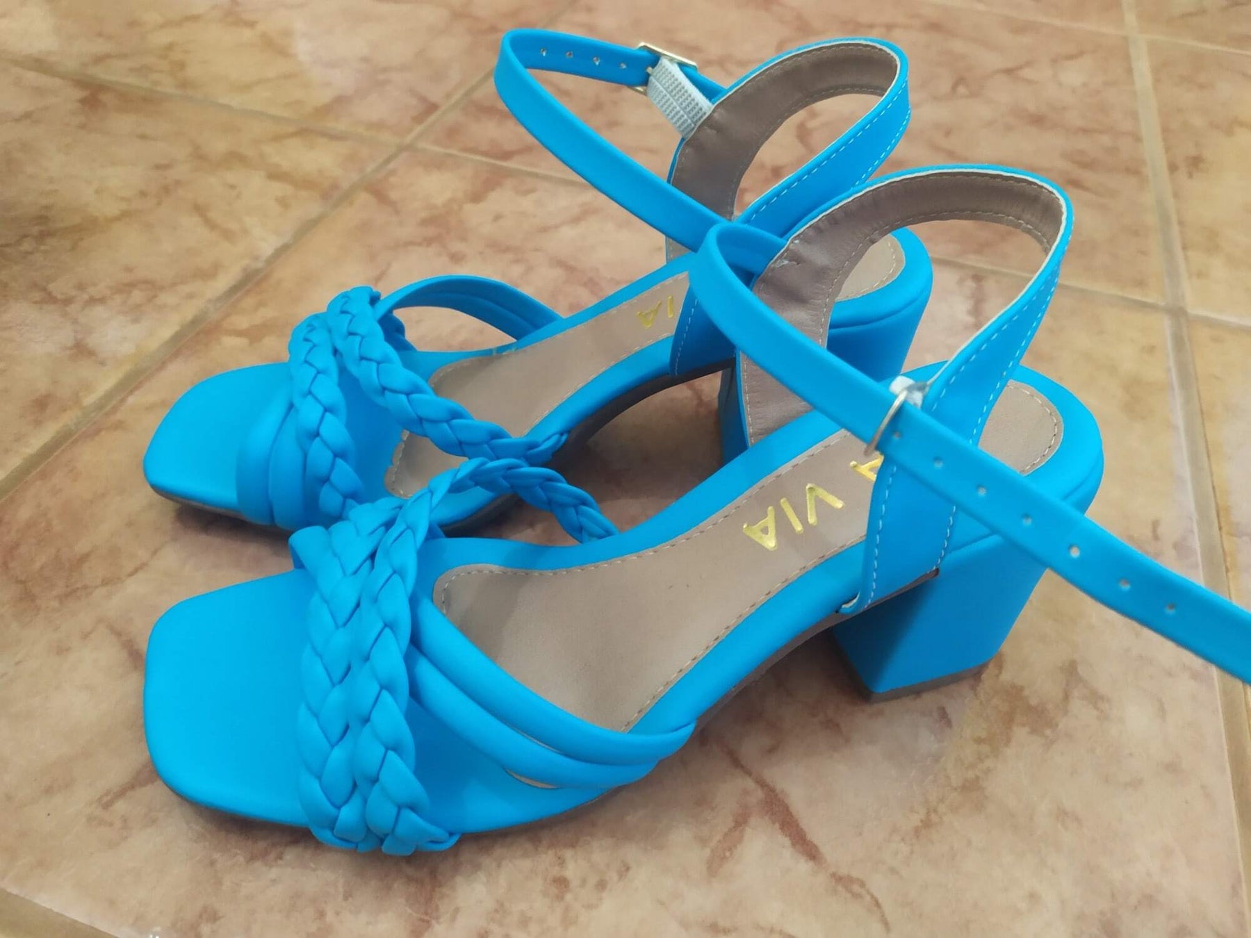 Sandália Tiras de Encanto: Conforto e Estilo que te Levam Mais Longe!