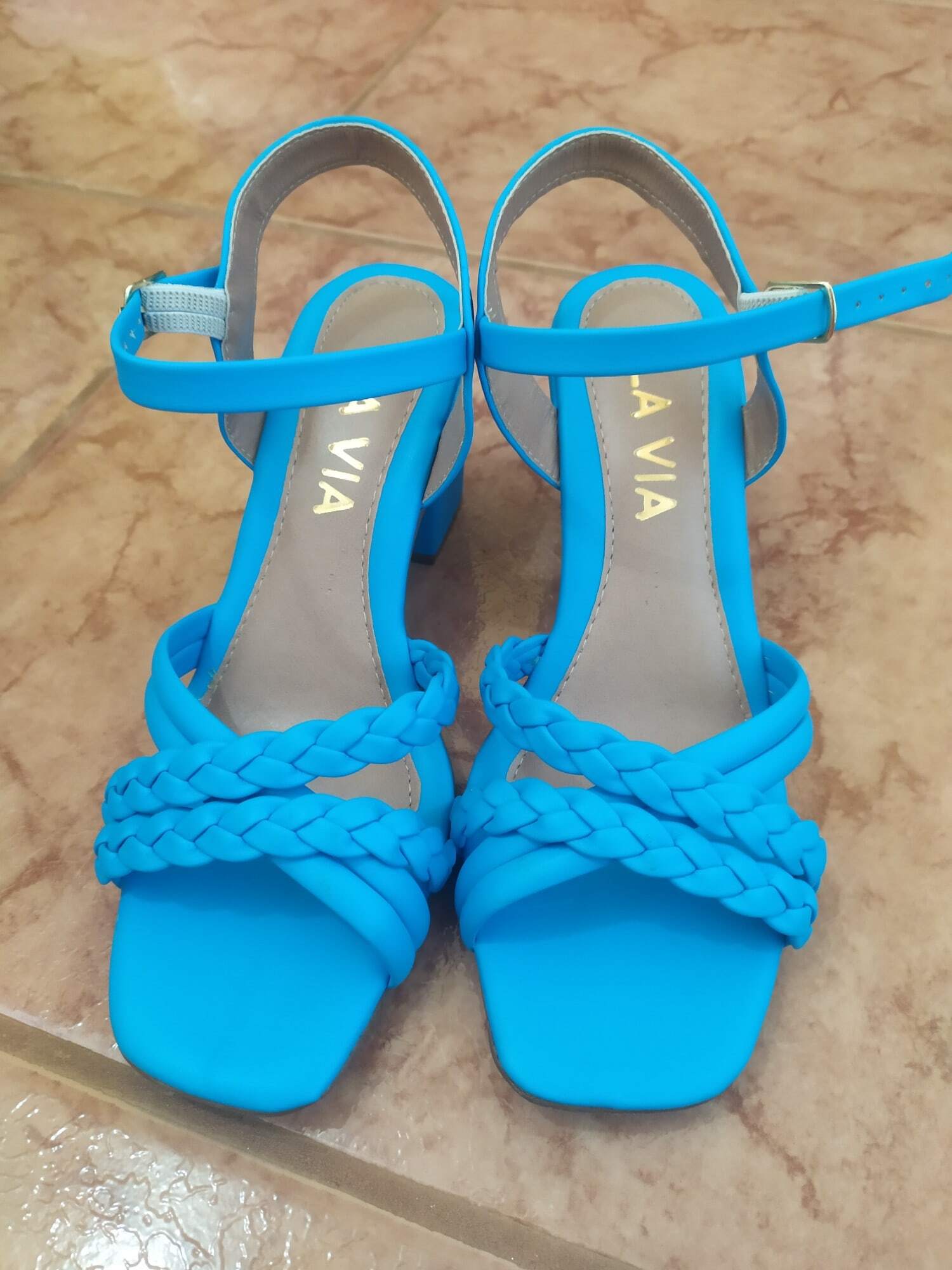 Sandália Tiras de Encanto: Conforto e Estilo que te Levam Mais Longe!