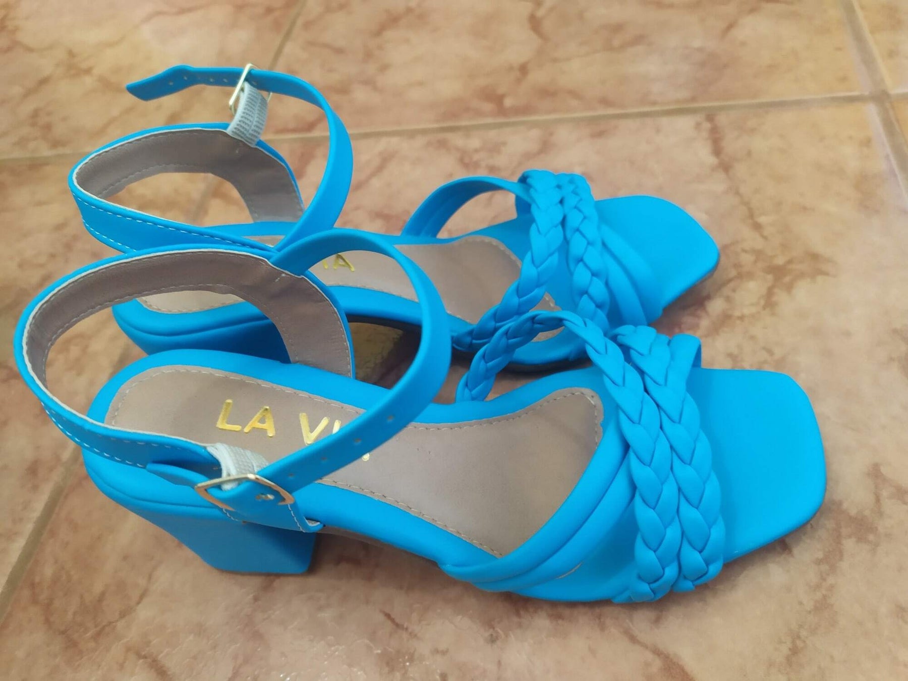 Sandália Tiras de Encanto: Conforto e Estilo que te Levam Mais Longe!