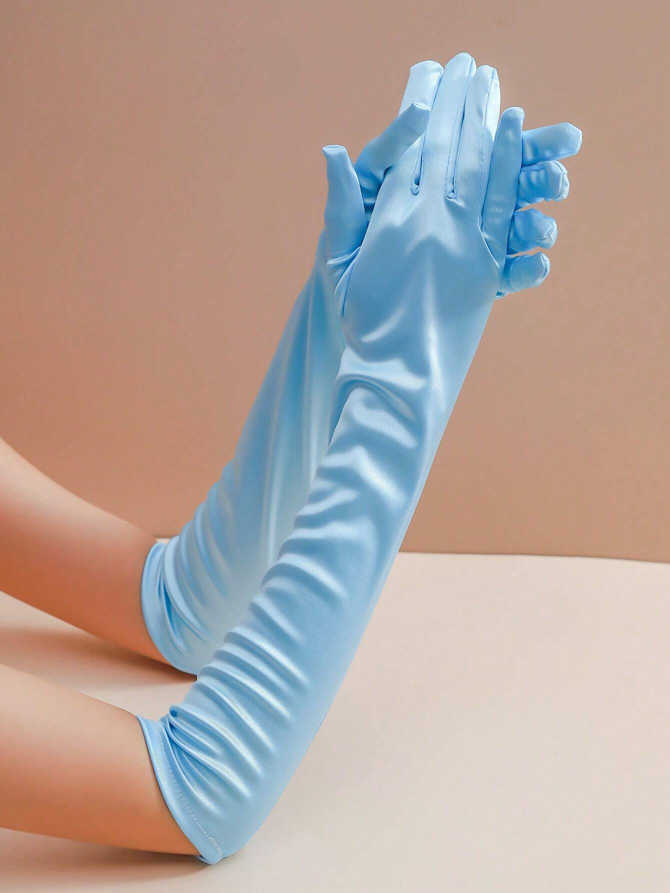 Luvas de Noiva em Cetim – Sofisticação para Casamentos e Festas