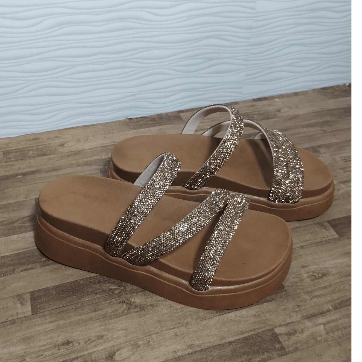 Sandália Plataforma - PASSOS DE LUXO e Brilho Total