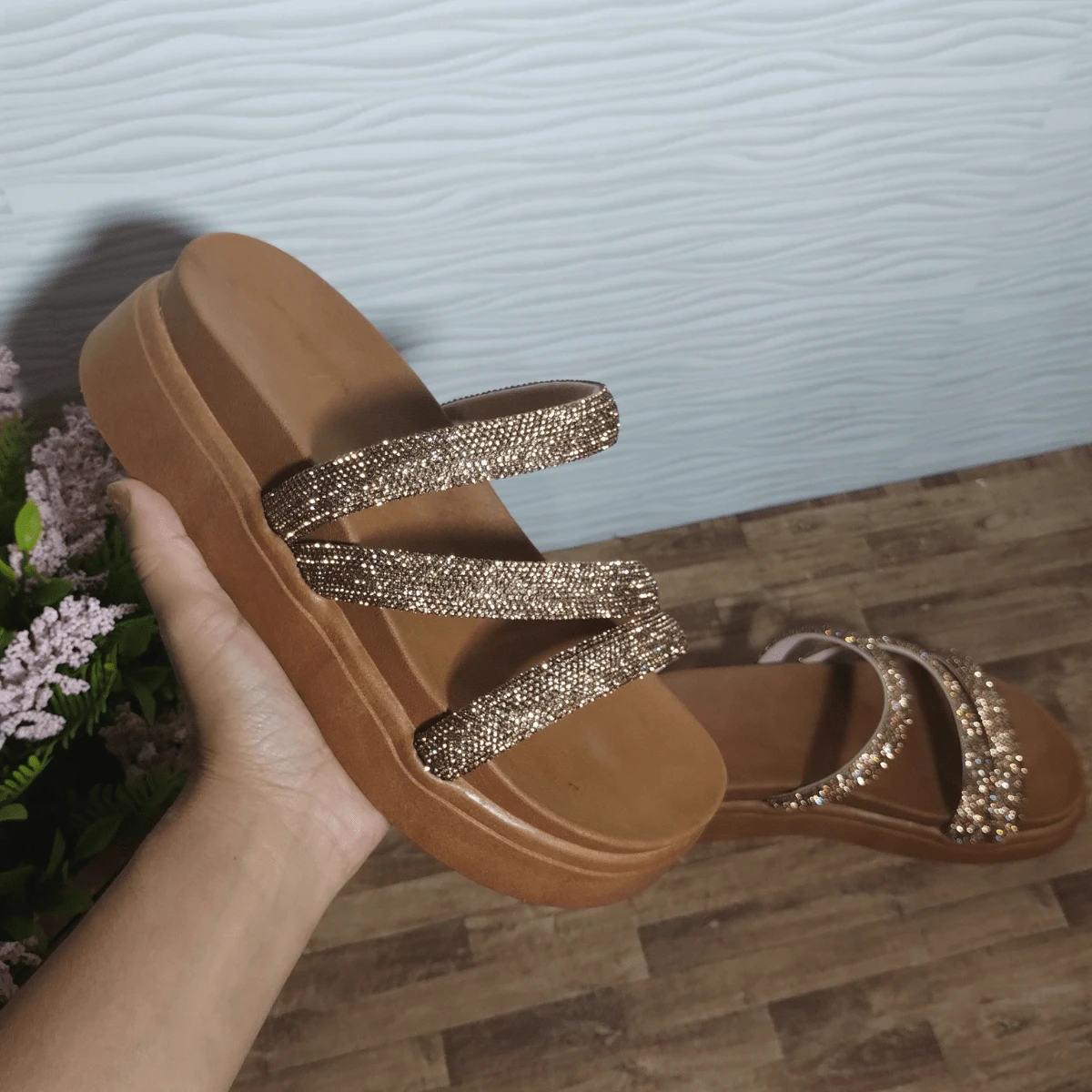 Sandália Plataforma - PASSOS DE LUXO e Brilho Total