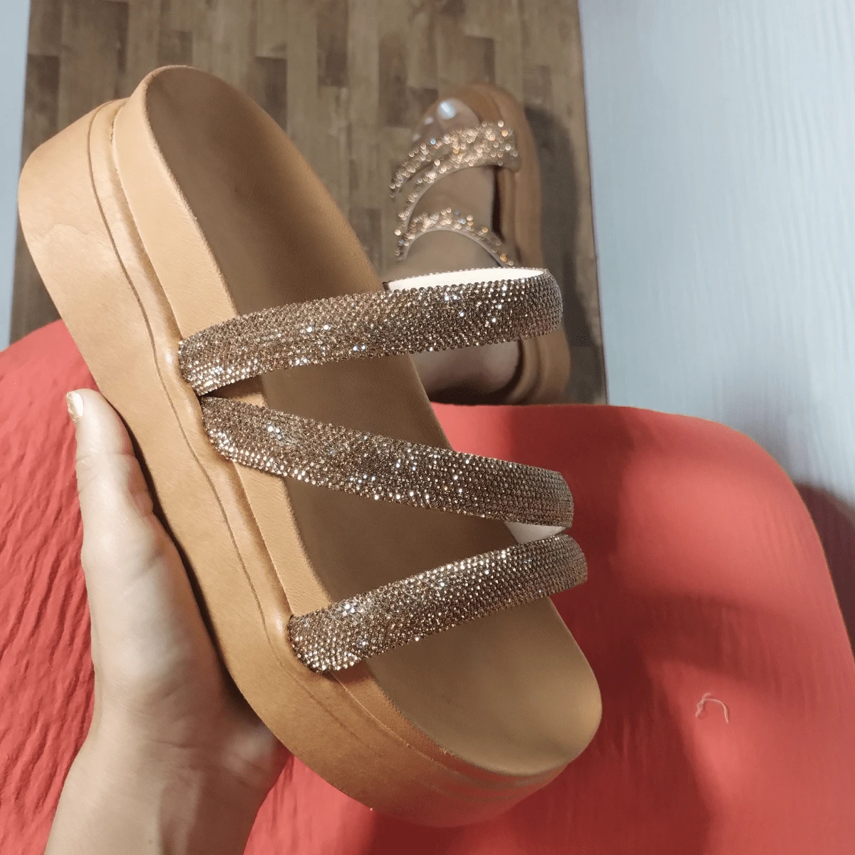 Sandália Plataforma - PASSOS DE LUXO e Brilho Total