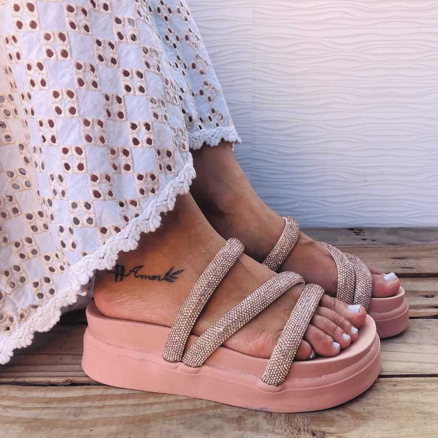 Sandália Plataforma - PASSOS DE LUXO e Brilho Total
