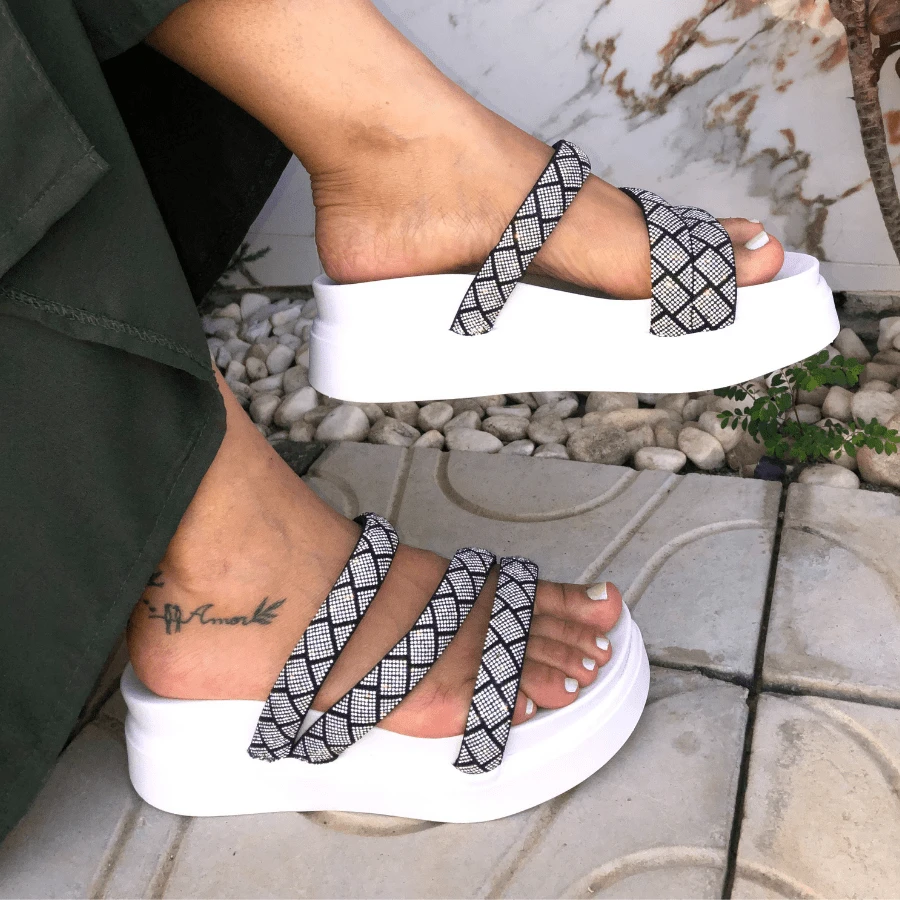 Sandália Plataforma - PASSOS DE LUXO e Brilho Total