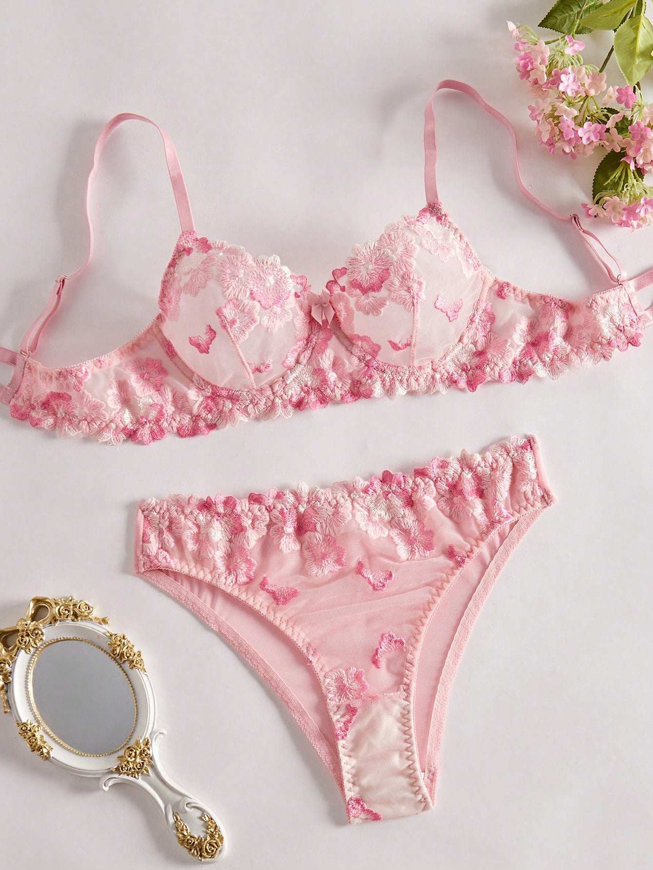 lingerie sexy feminina
conjunto de lingerie sensual
lingerie com renda bordada
lingerie para Dia dos Namorados
lingerie azul e rosa
conjunto sensual feminino
sutiã e calcinha elegantes