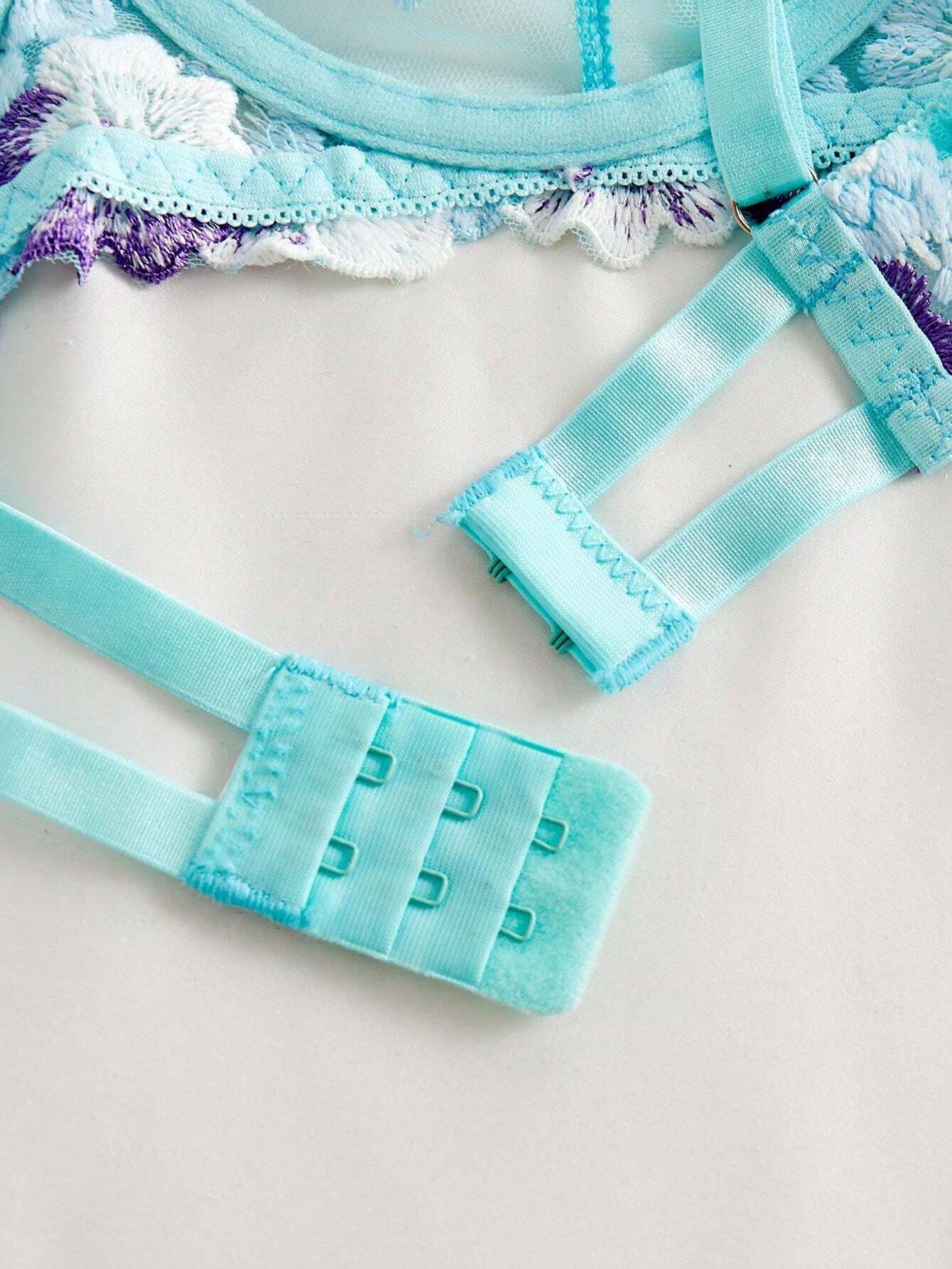 lingerie sexy feminina
conjunto de lingerie sensual
lingerie com renda bordada
lingerie para Dia dos Namorados
lingerie azul e rosa
conjunto sensual feminino
sutiã e calcinha elegantes