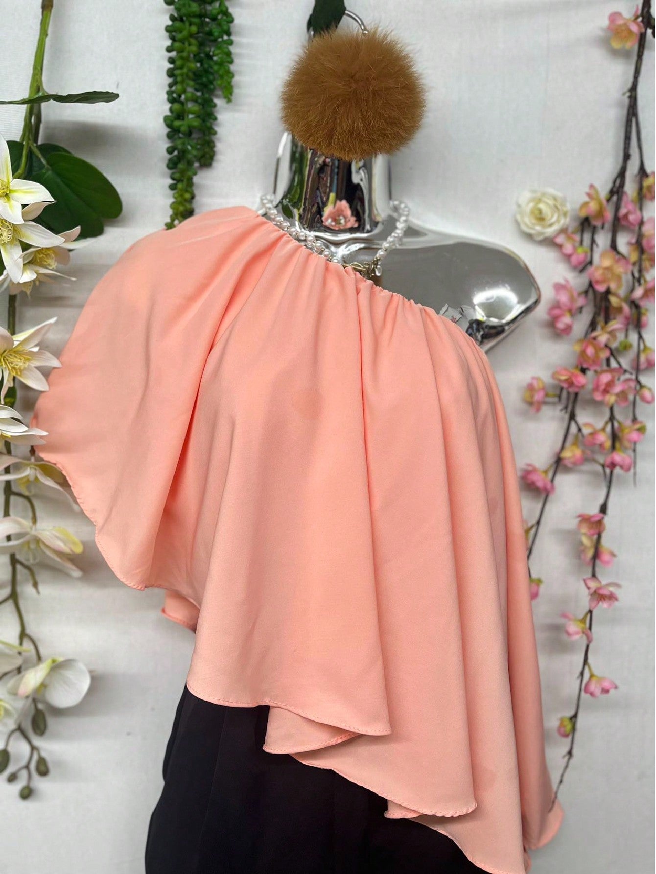 Blusa de Chiffon com Gola Assimétrica