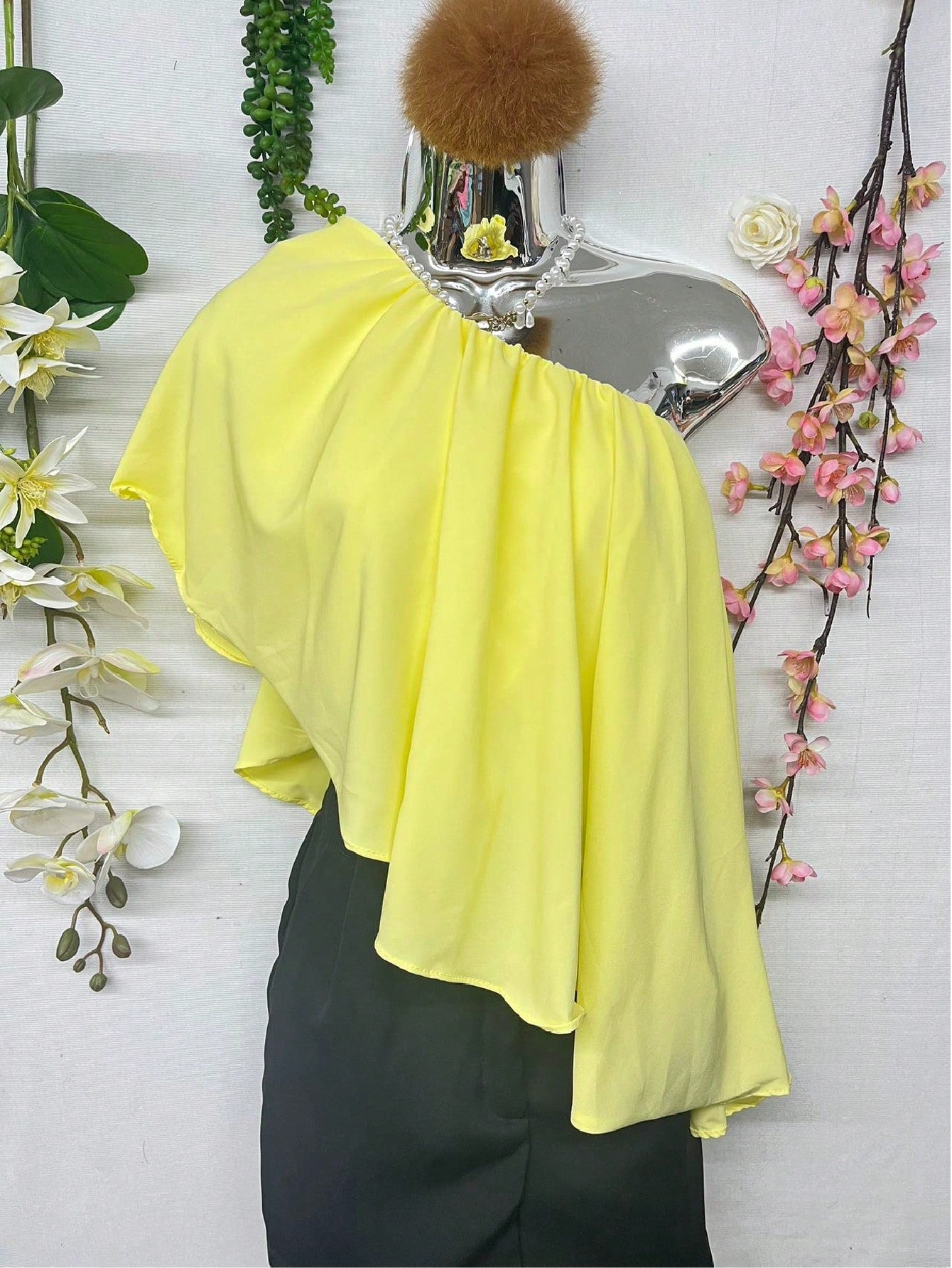 Blusa de Chiffon com Gola Assimétrica