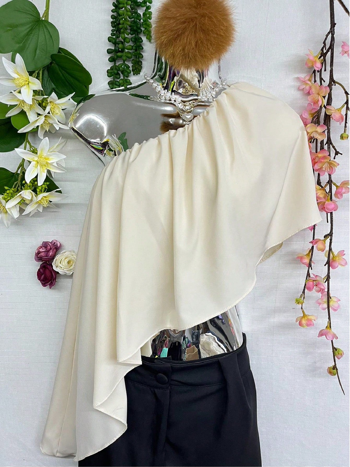 Blusa de Chiffon com Gola Assimétrica