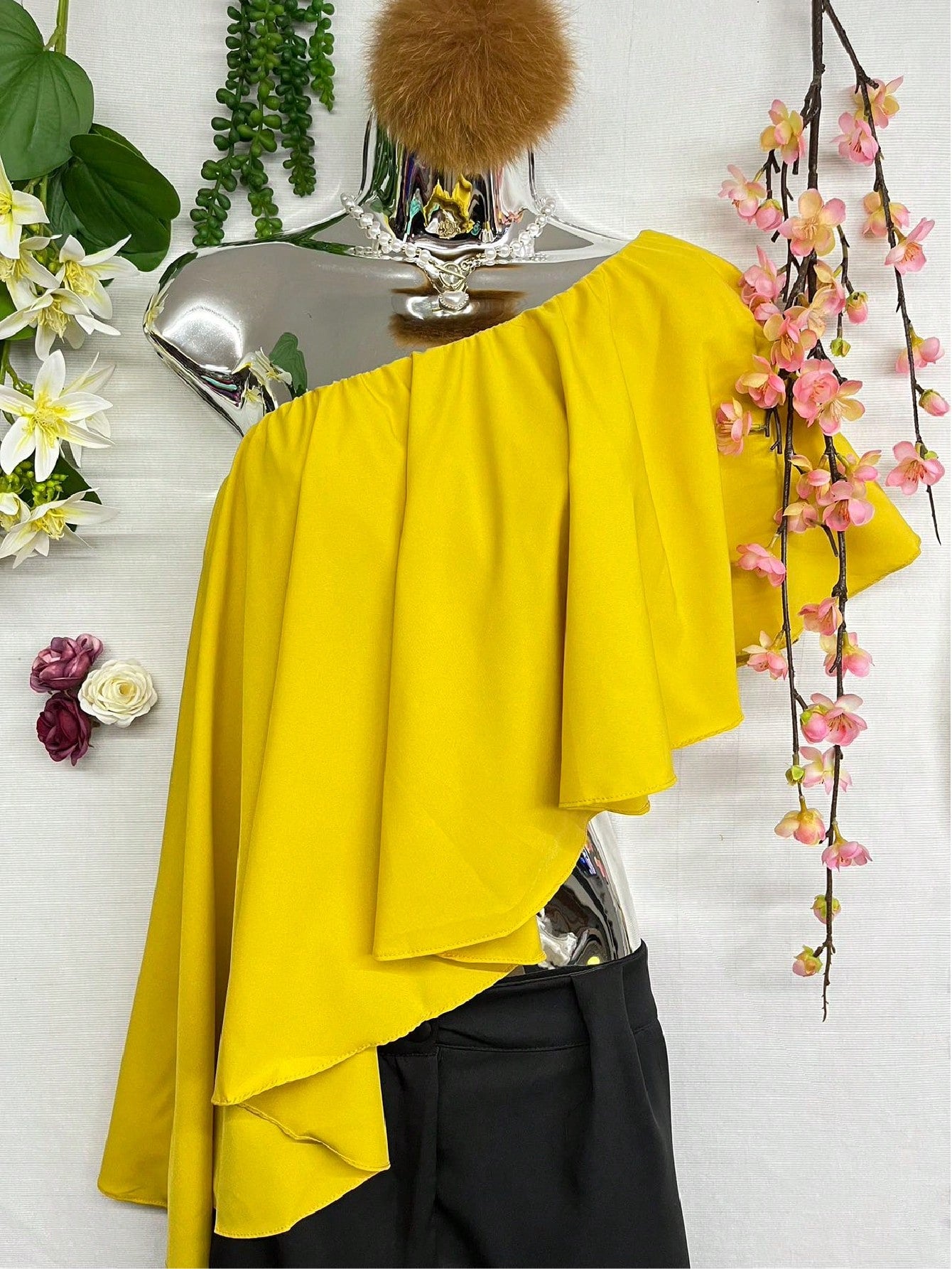 Blusa de Chiffon com Gola Assimétrica