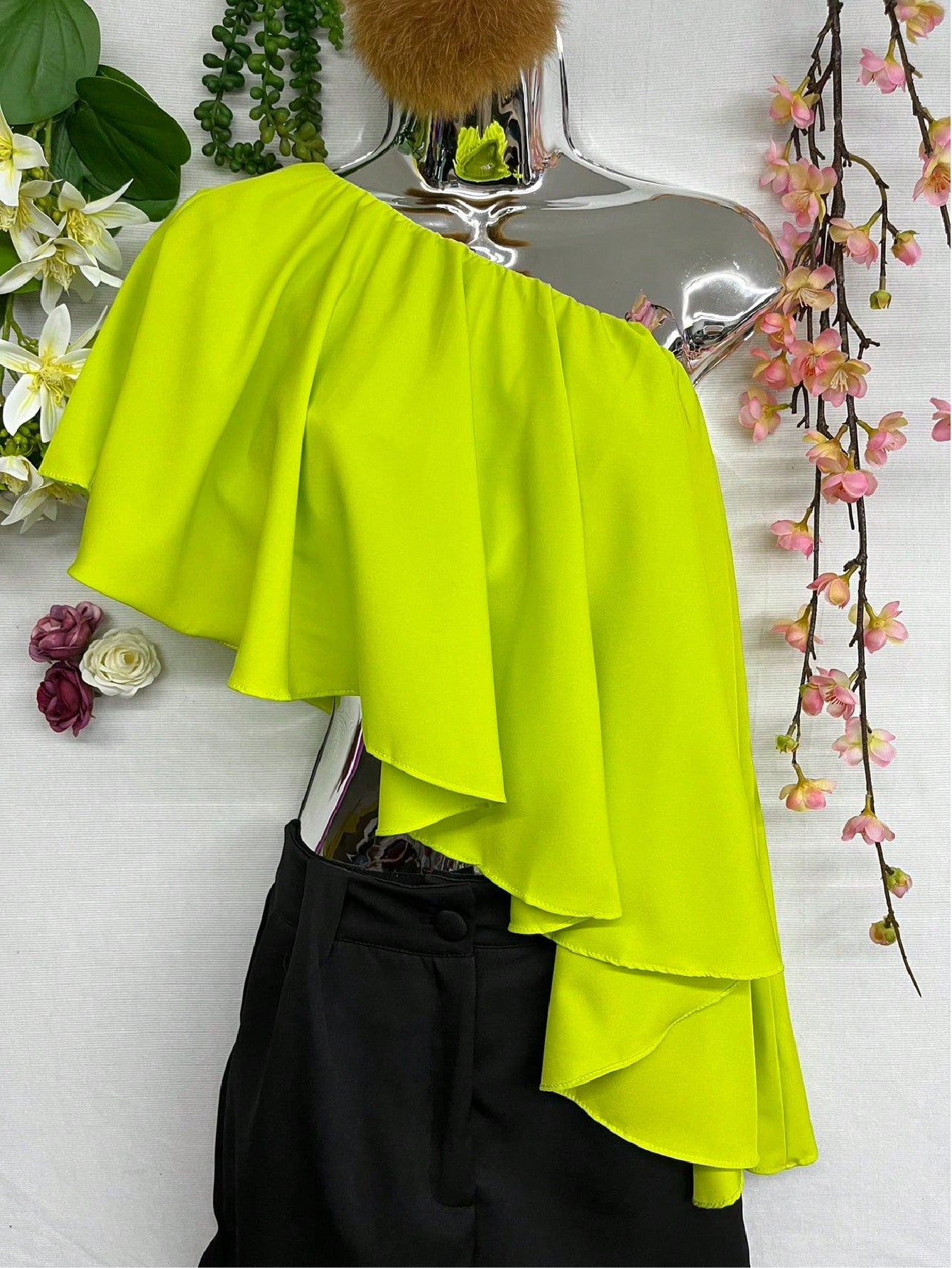 Blusa de Chiffon com Gola Assimétrica