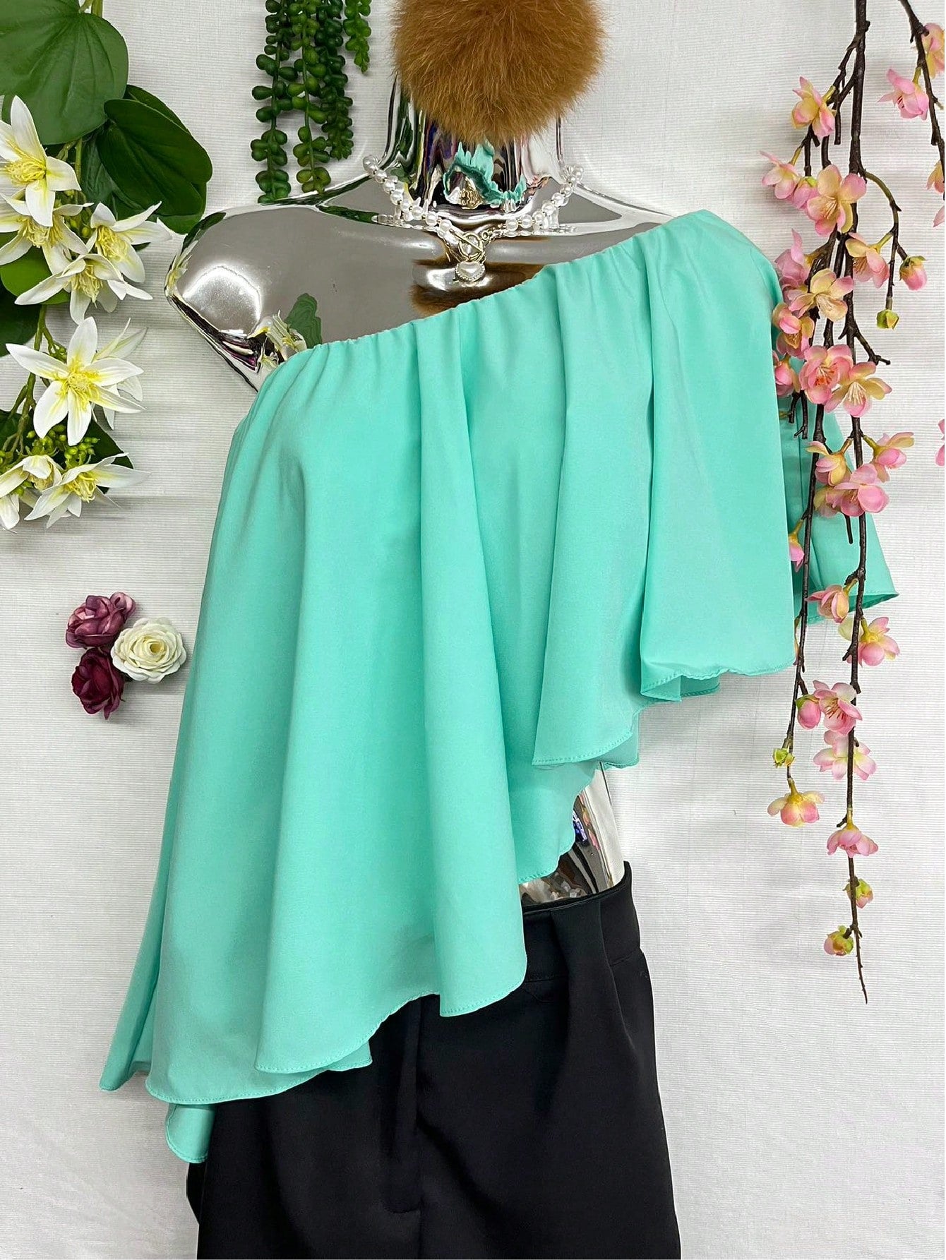 Blusa de Chiffon com Gola Assimétrica