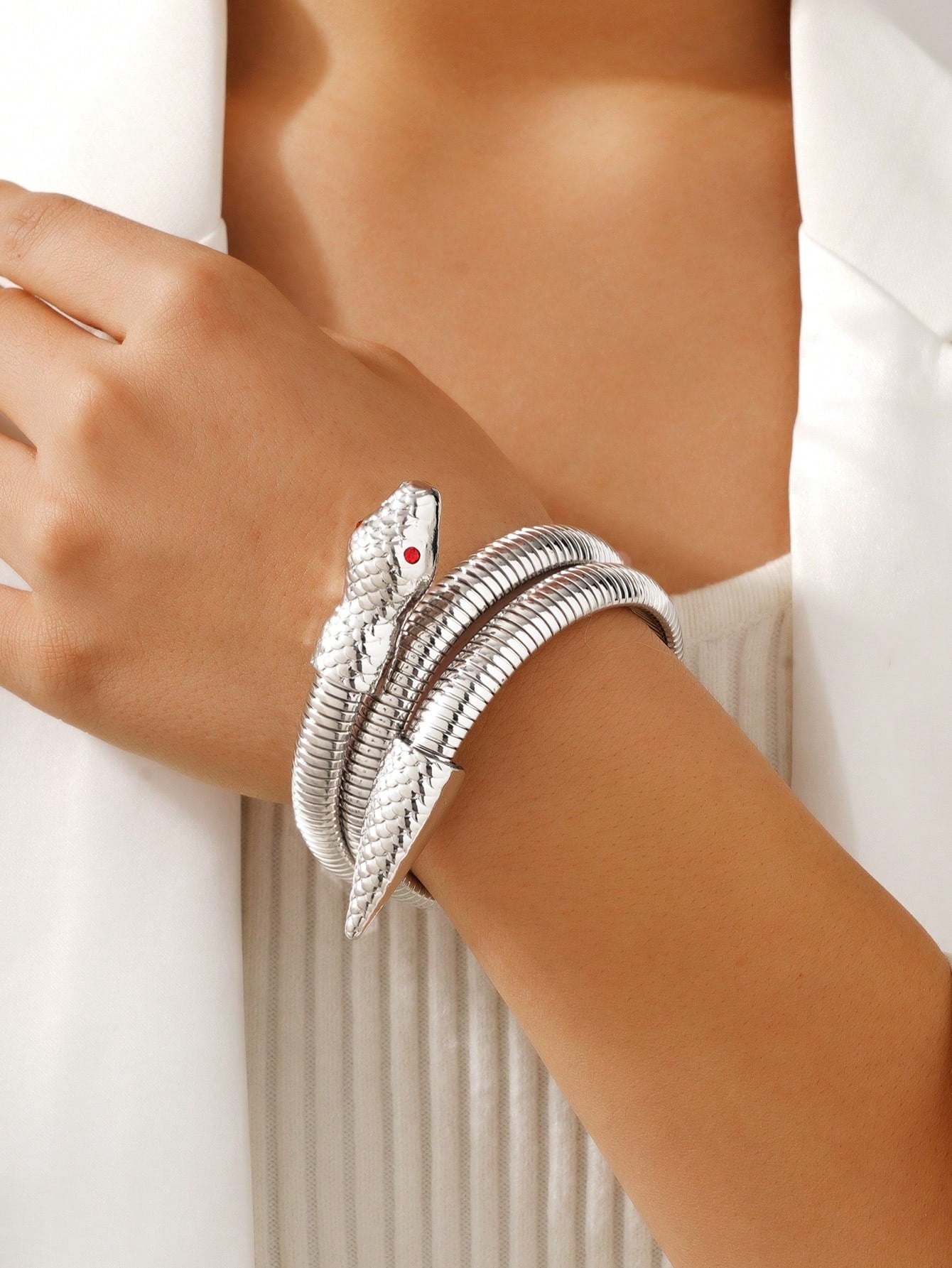 Pulseira feminina Cobra Entrelaçada – Dourado ou Prata | Estilo e Sofisticação