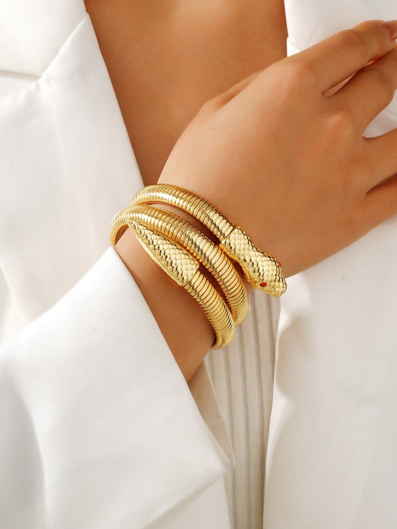 Pulseira feminina Cobra Entrelaçada – Dourado ou Prata | Estilo e Sofisticação
