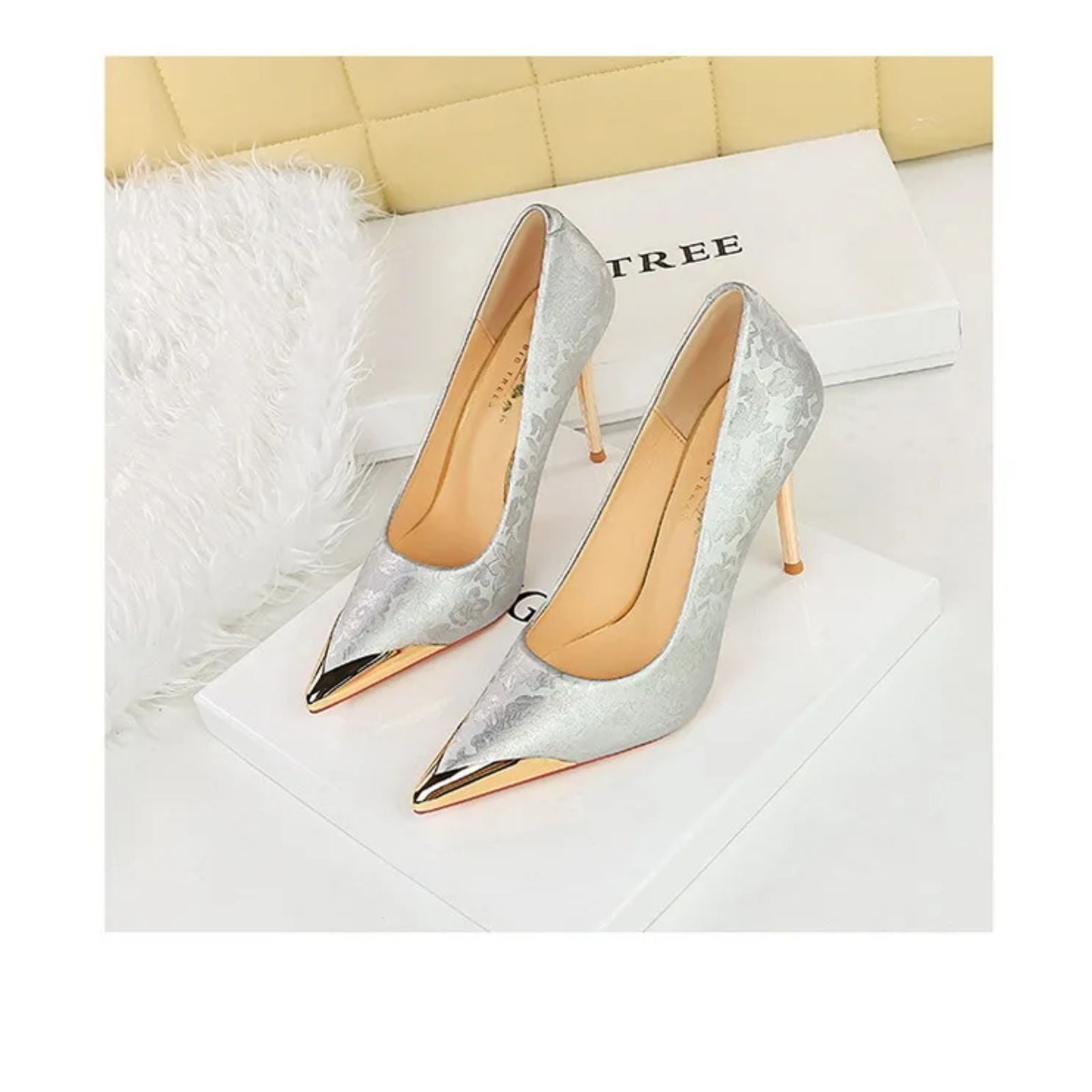 Scarpin ponta de metal