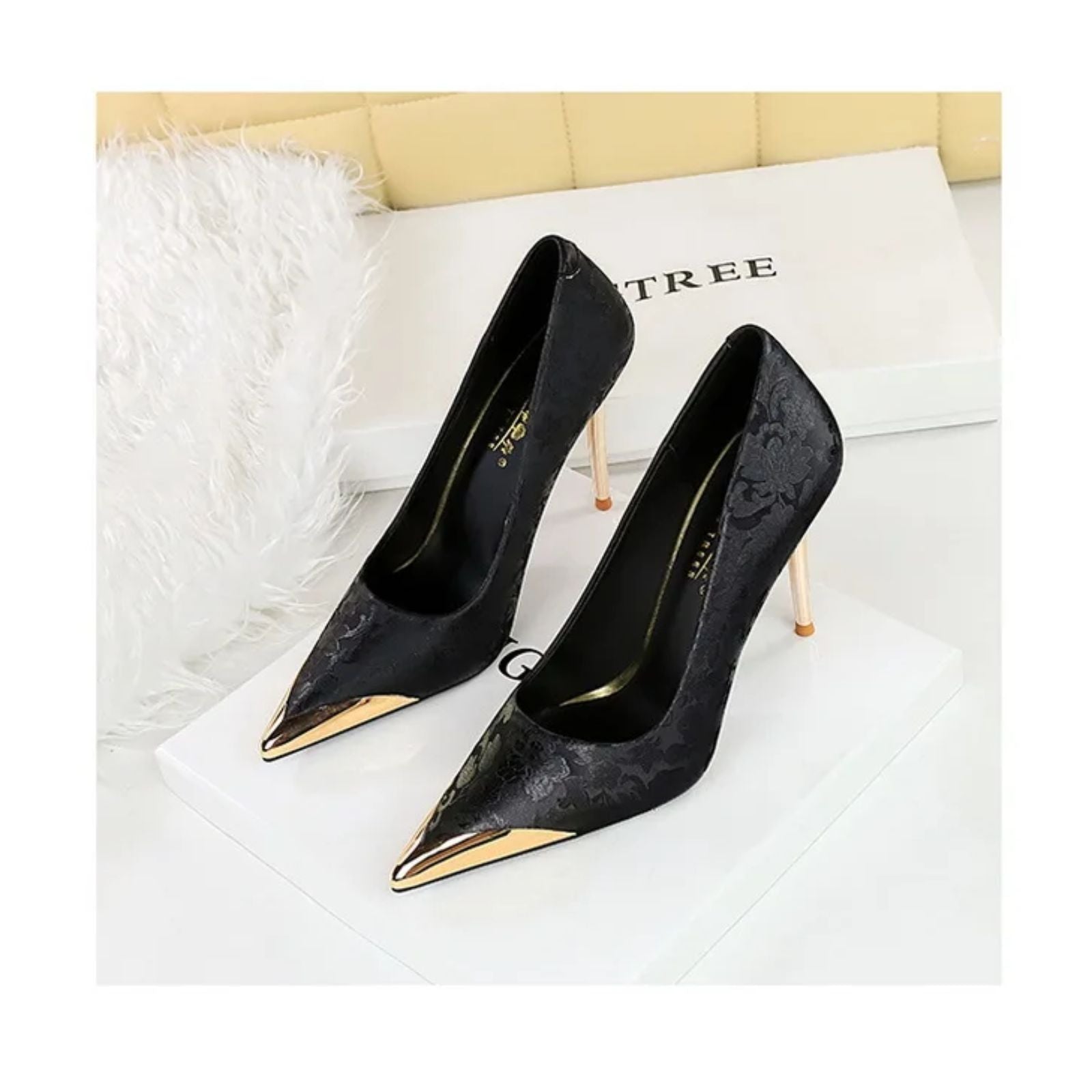 Scarpin ponta de metal