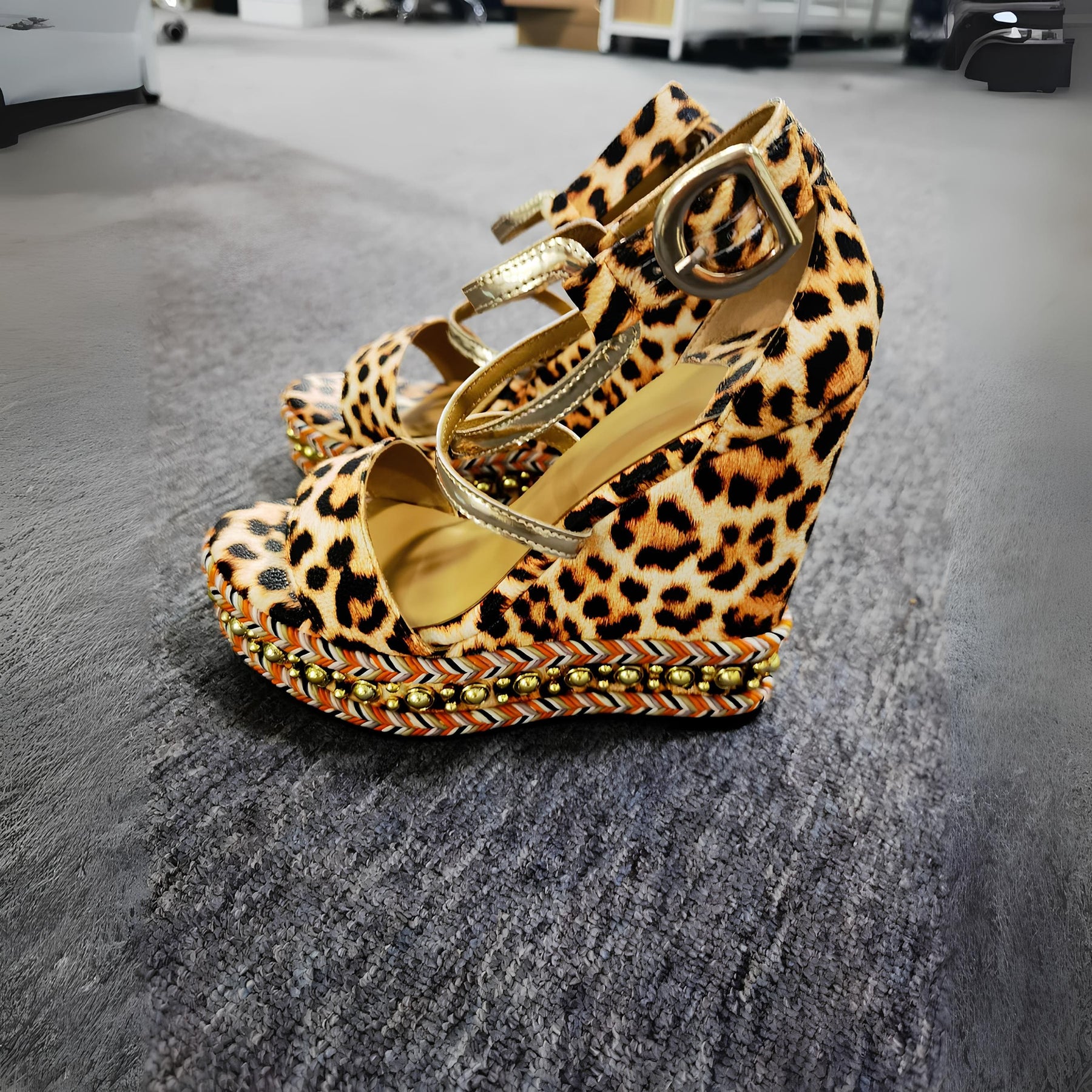 Sandália branca e pele de onça