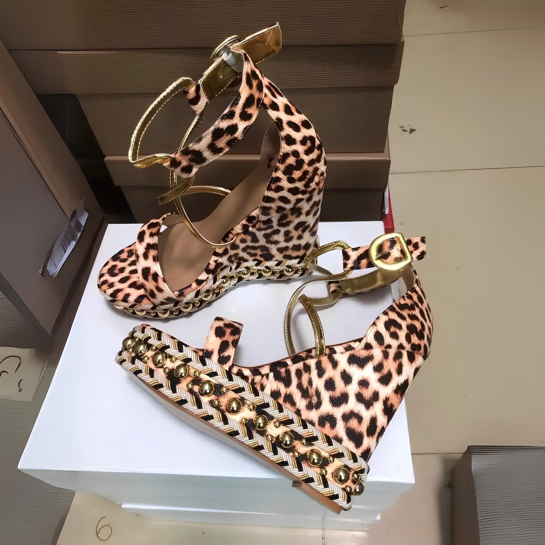 Sandália branca e pele de onça