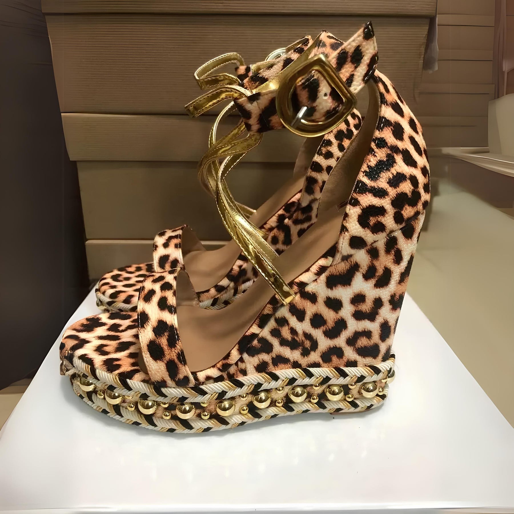 Sandália branca e pele de onça