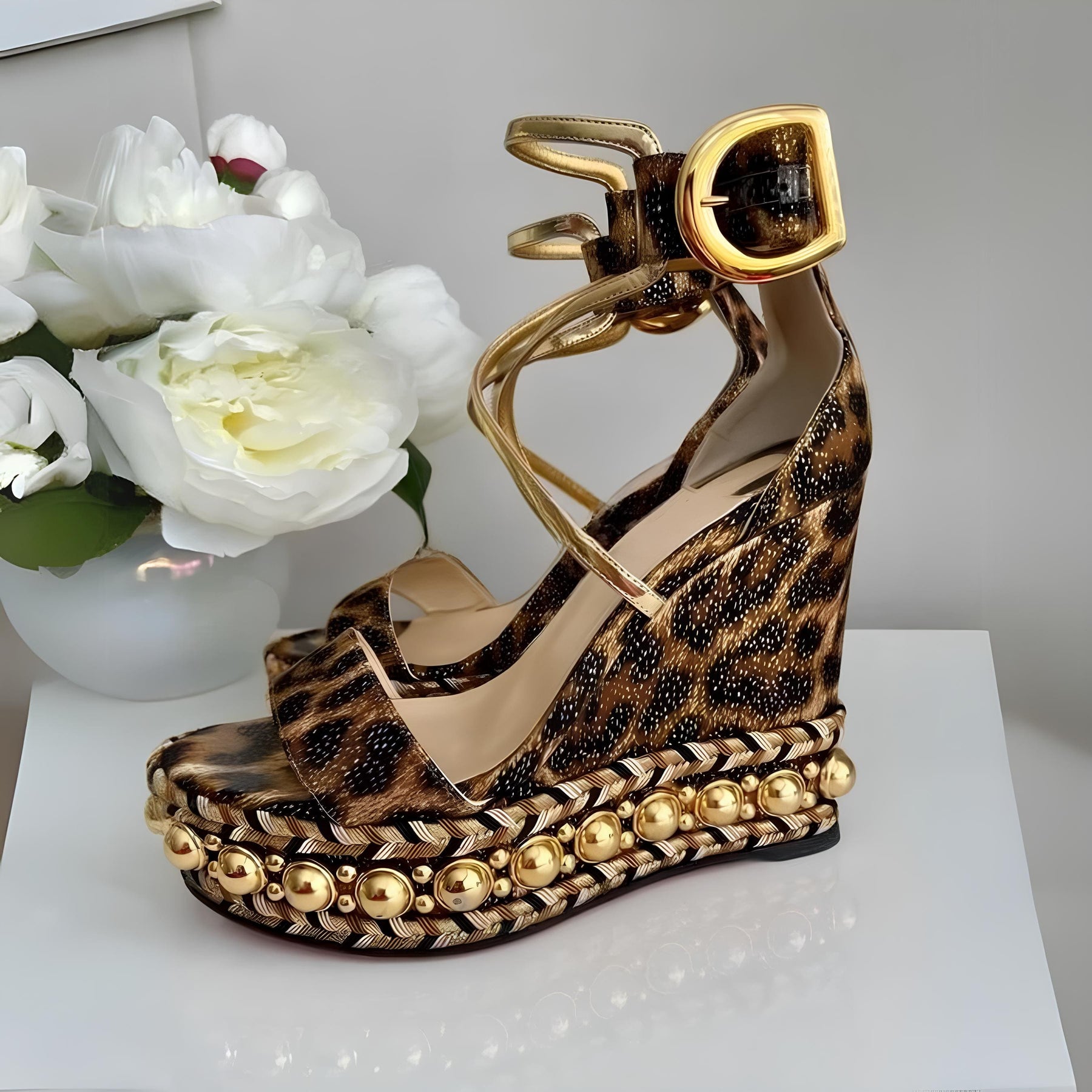 Sandália branca e pele de onça