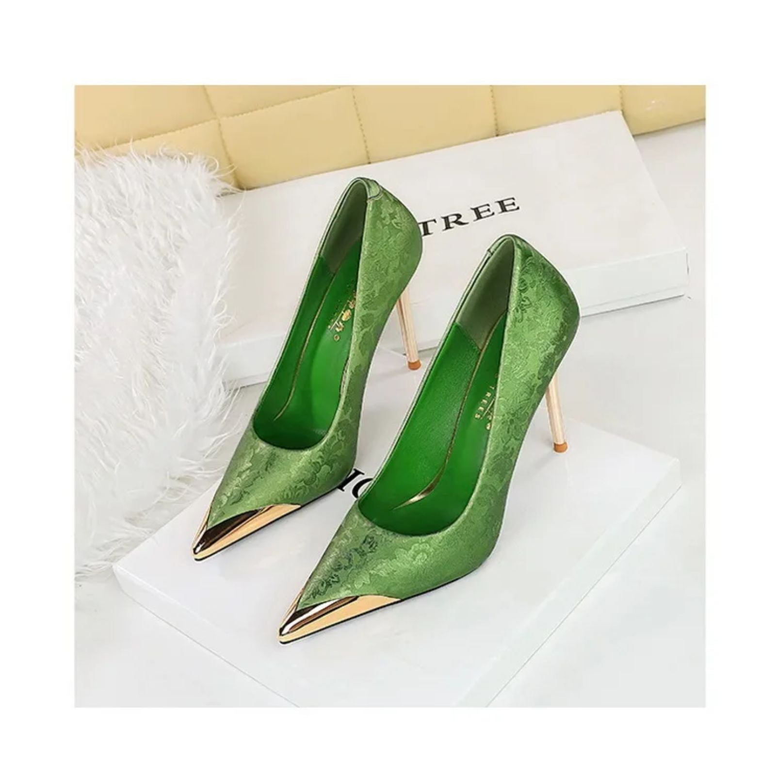 Scarpin ponta de metal