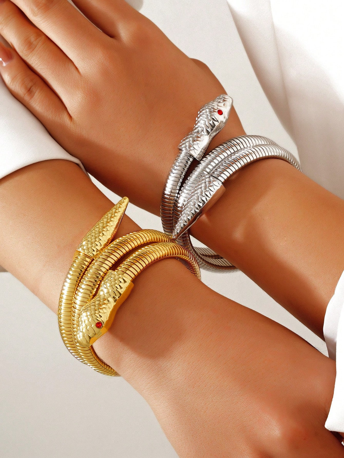 Pulseira feminina Cobra Entrelaçada – Dourado ou Prata | Estilo e Sofisticação