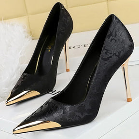 Scarpin ponta de metal