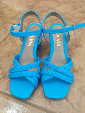 Sandália Tiras de Encanto: Conforto e Estilo que te Levam Mais Longe!