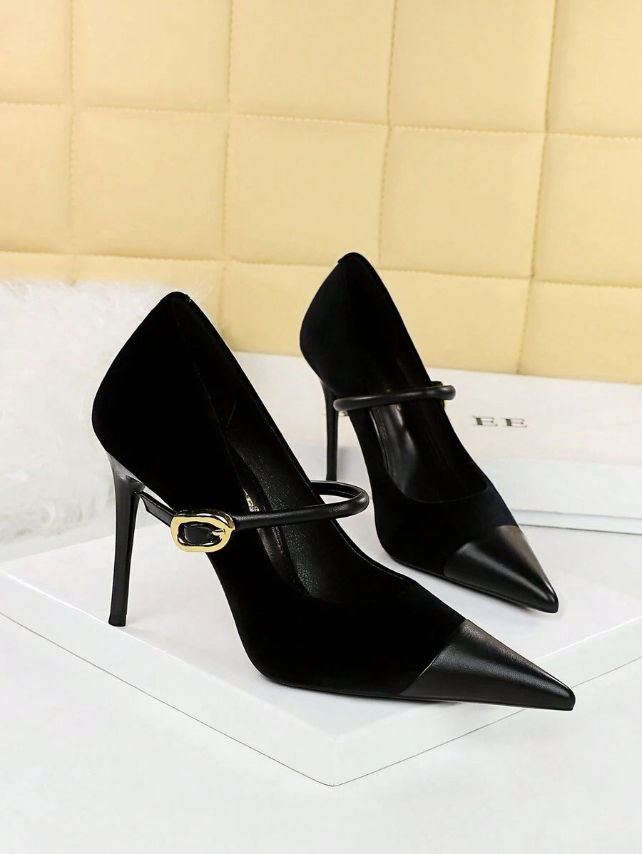 Scarpin Preto com Fivela – Salto 10cm e Conforto