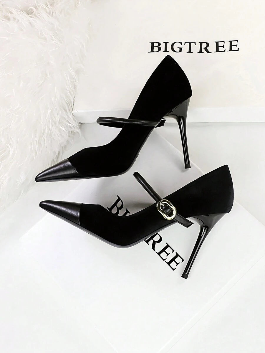 Scarpin Preto com Fivela – Salto 10cm e Conforto