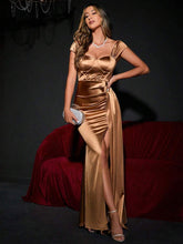 Vestido de cetim dourado
