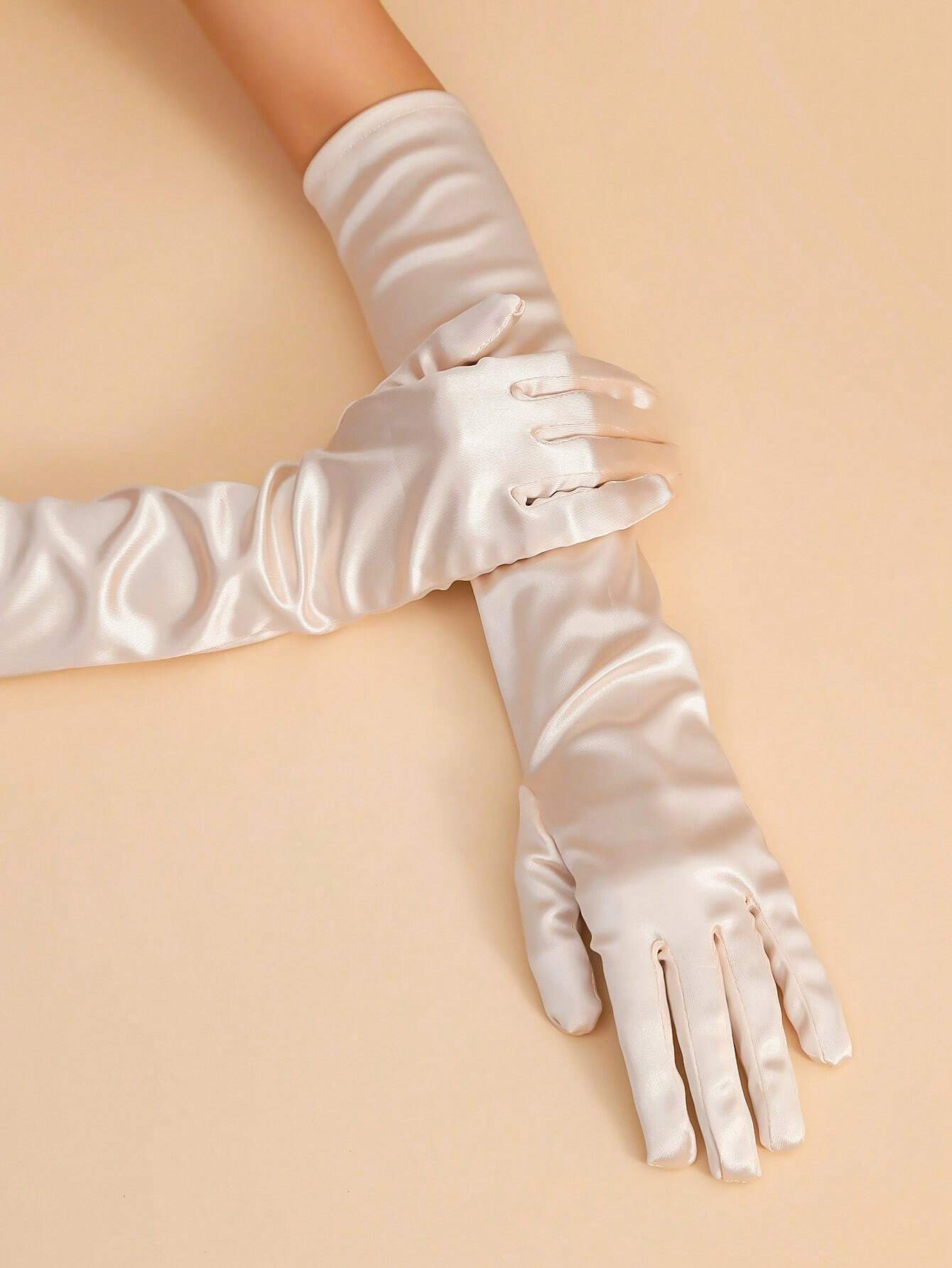 Luvas de Noiva em Cetim – Sofisticação para Casamentos e Festas