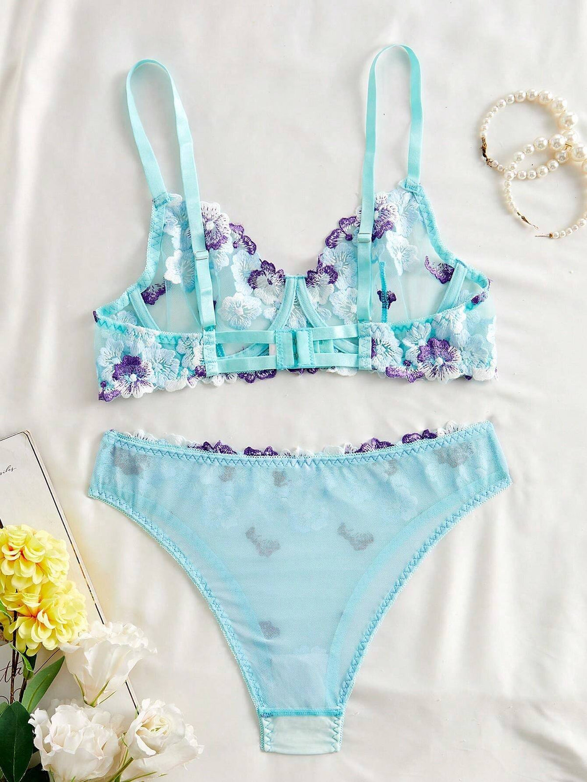 lingerie sexy feminina

conjunto de lingerie sensual

lingerie com renda bordada

lingerie para Dia dos Namorados

lingerie azul e rosa

conjunto sensual feminino

sutiã e calcinha elegantes